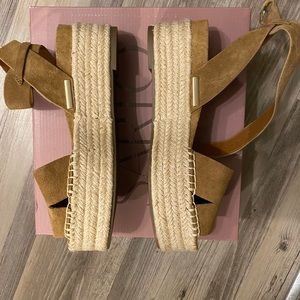 GORGEOUS NEVER WORN PLATFORM SANDLES
